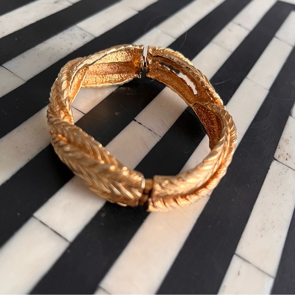 Vintage twist cuff bracelet - Picture 7 of 7